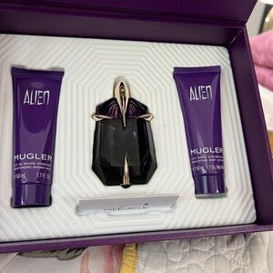 Mugler Alien Fragrance Set in Purple and Black